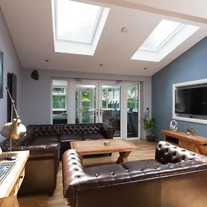 Luxury Arthur Seat Viewtownhouse With A Hot Tub Holiday home Edinburgh